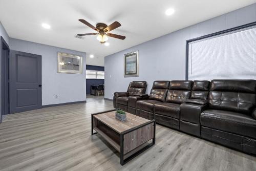 Willow Meadows/Willowbend Area House | Remodeled Home near NRG, Downtown, Medical Center sleeps10