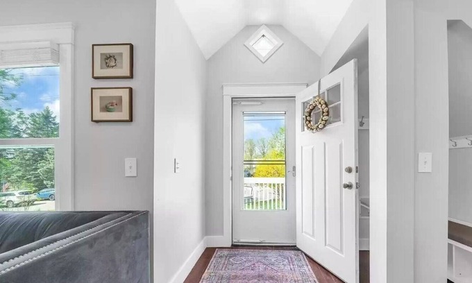 Lansing House | Remodeled Home next to GOLF Course close to MSU/Spartan Std & Sparrow