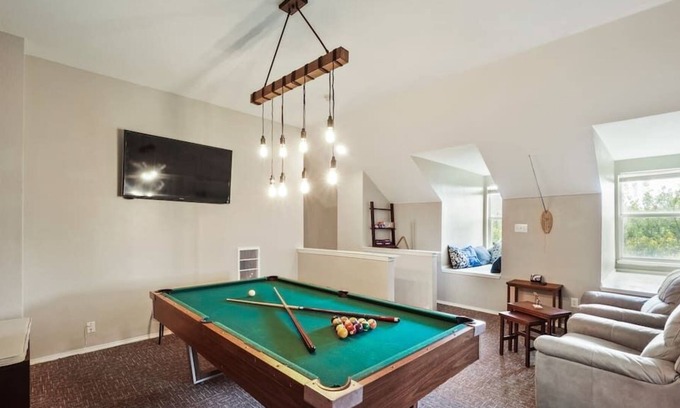 Garland House | Remodeled Home to entertain entire family with 4 Bedroom and 3 Bathroom.
