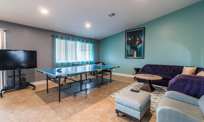 Sunrise Manor House | Remodeled House 10 guests In front of Golf Course