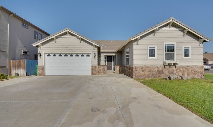 Livingston House | Remodeled Livingston Home w/Private Backyard!