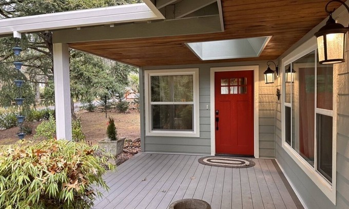 Mount Park House | Remodeled one level w/yard , heart of lake oswego