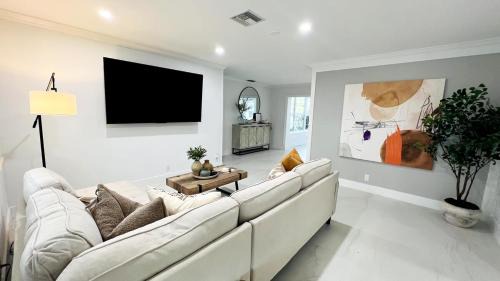 Hunt Club House | Remodeled Palm Haven Escape, Movie Room, Backyard