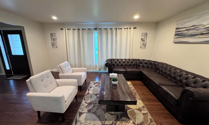 Darien House | Remodeled SFR w/fireplace, super close to main highways and Chicago