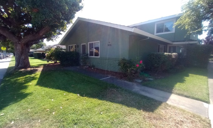 Capitola Condo | Remodeled Single Story condo near Capitola Village