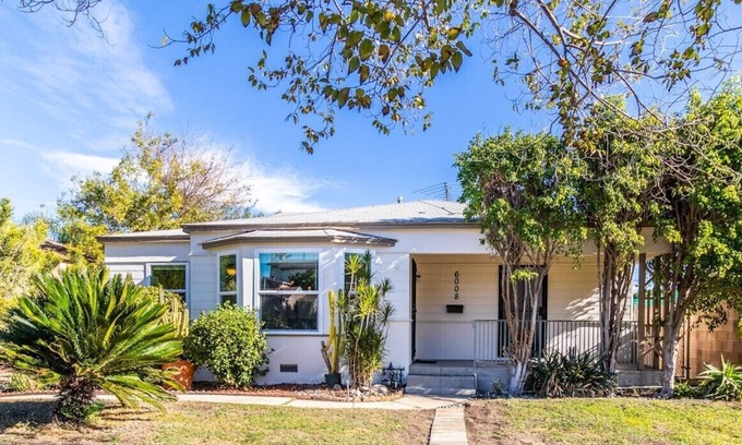 North Hollywood House | Remodeled Spacious Home, Backyard, Grill, Ping Pong, Monthly Discounts, Pets!