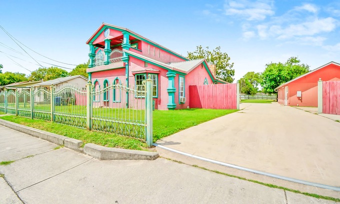 Southside House | Remodeled Spanish Villa - 5 min from downtown & Pearl!