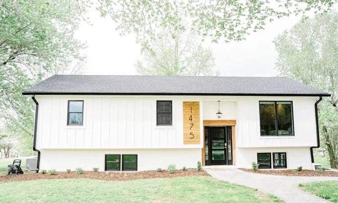 Bowling Green House | Remodeled split-level home with southern charm. Pet-Friendly!