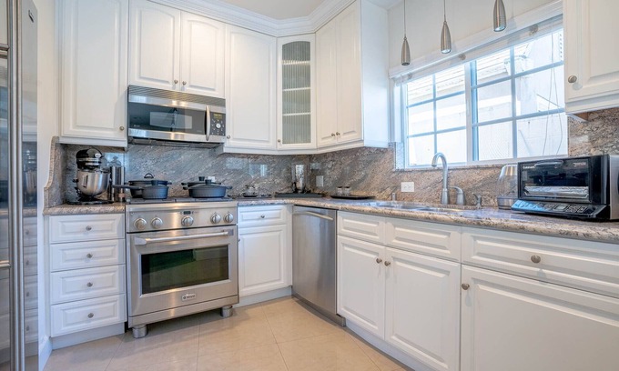 Los Feliz House | Remodeled townhome in the heart of Los Feliz Village