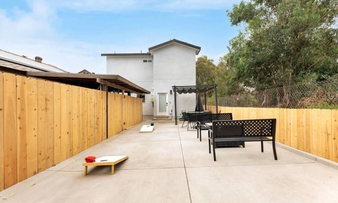 Mira Mesa House | REMODELED Urban Retreat Self Check-In, Hot Tub, Foosball, Fire Pit, Cornhole