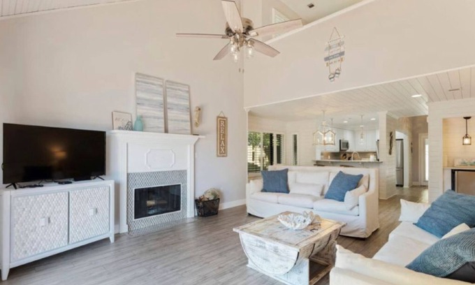 Gulf Pines House | Remodeled Villa with private deck on Horseshoe Lake, minutes to beach