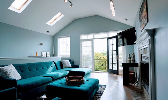 Near West Side Apartment | Remodeled West Loop Apartment Near United Center