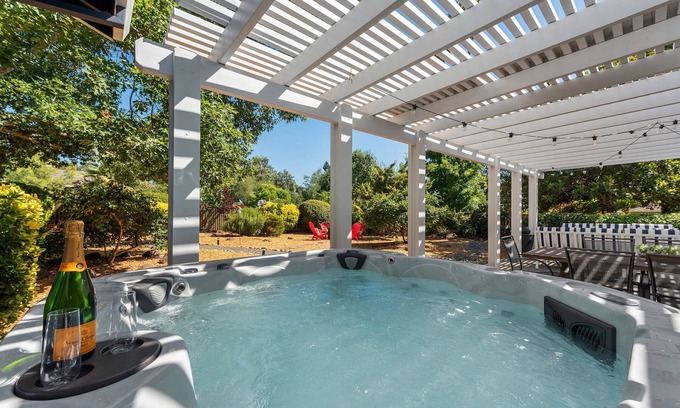 Sonoma House | Remodeled Zen Retreat w/Hot Tub. Minutes to Wineries, Golf & Sonoma Plaza