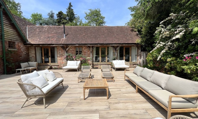 Burwash Cottage | Remodelled coach house with pool/wood fired hot tub/games room
