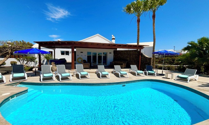 Los Mojones Villa | Remodelled Luxury Villa 5 Beds, 4 Baths, H/Pool, Hot Tub,A/C, T Tennis,Pool,WIFI