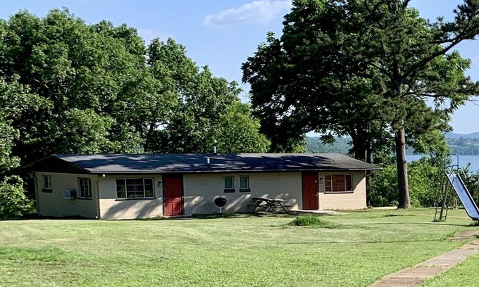 Oakland Cabin | Remote Get Away! - Renovated 3 Bedroom Cabin on Bull Shoals Lake.