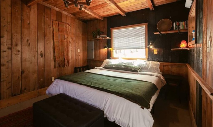 Lakeside Cabin | Remote Lakefront Cabin on North Tenmile Lake