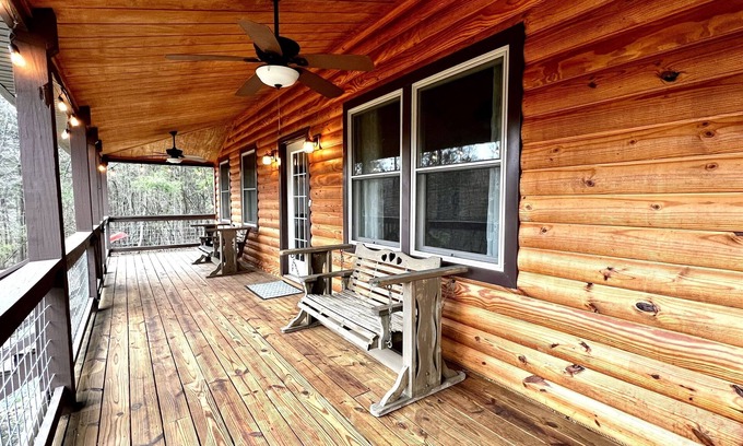 Bentonville Cabin | Remote Riverfront Cabin: Hot Tub * Fast Wi-Fi * Disc Golf * Pool Table * Games!