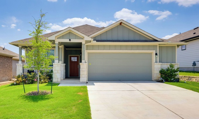 Kyle House | Remote Working Hub w/Yard in South Austin Suburbs