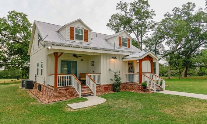 Schulenburg House | Ren Farmhouse! 17 acres | Game Barn! | 10 mi to Wed Venues!