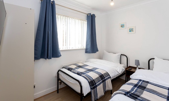 Bolton House | Renfrew House: 5 minutes from M61, Large Detached House with 5 Bedrooms