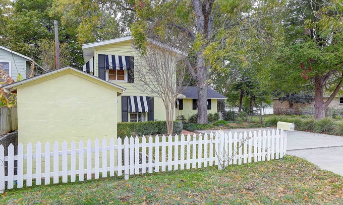 McQueeney House | Rennovated Farmhouse Lake McQueeney Cove