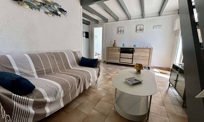 Domino House | Renovated house near beach, 4 sleeps, WIFI, parking