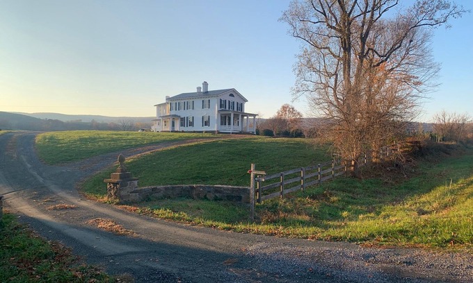 Rippon House | Renovated 1880s farmhouse near the Blue Ridge and Sky Meadows with amazing views
