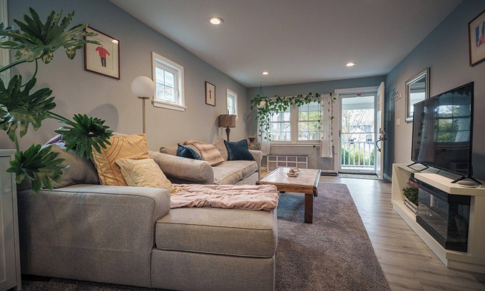 Kenmore House | Renovated 2-bedroom house with Hot Tub