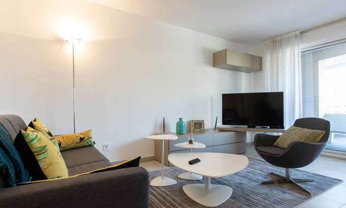 California - Pezou Apartment | Renovated 2-Br Apartment with Terrace and Pool