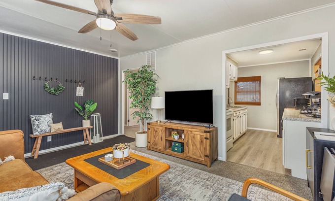 Jeffersonville House | Renovated 2 BR Oasis in Jeffersonville - 10 Mins to Louisville - with Yard