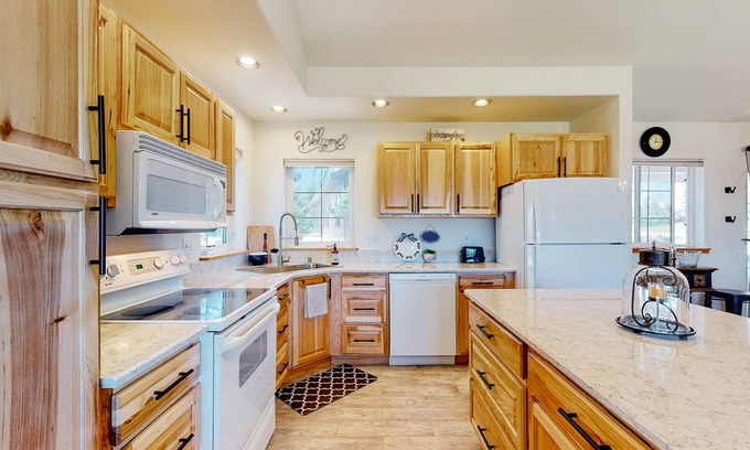 Lake Hatcher Park House | Renovated 2023, Dog-friendly & close to the lake