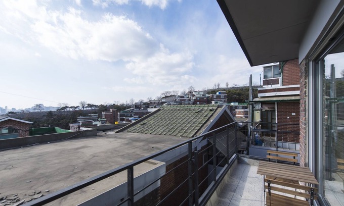 Changsin-dong Apartment | Renovated 2Bedroom Apt w/ stunning view