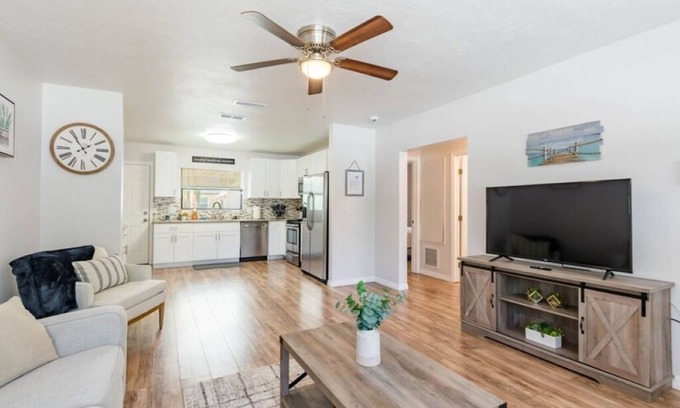 Arlington Park House | Renovated 3/2 Minutes to Downtown and Beaches