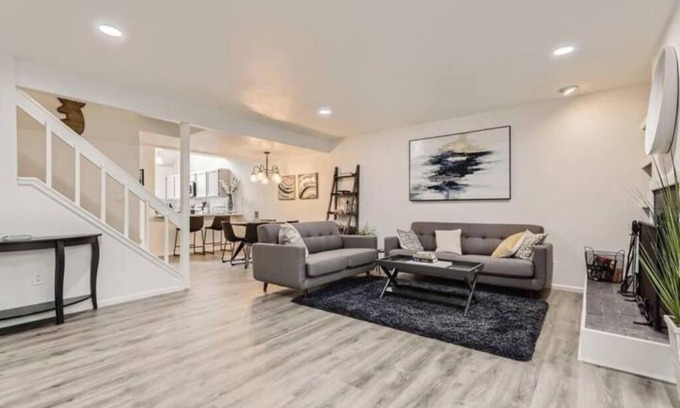 Glenwood Grove - North Iris House | Renovated 3 BDR Townhome in King's Ridge