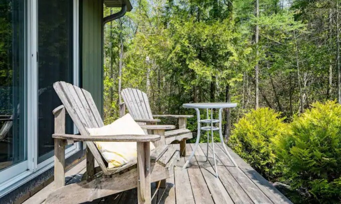 Sauble Beach Cottage | Renovated 3 bedroom /2 bathroom close to beach and downtown