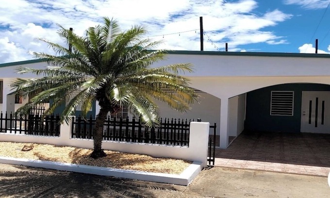 Cambalache House | Renovated 3 bedroom 2 bathroom just 2 blocks to beautiful beaches !