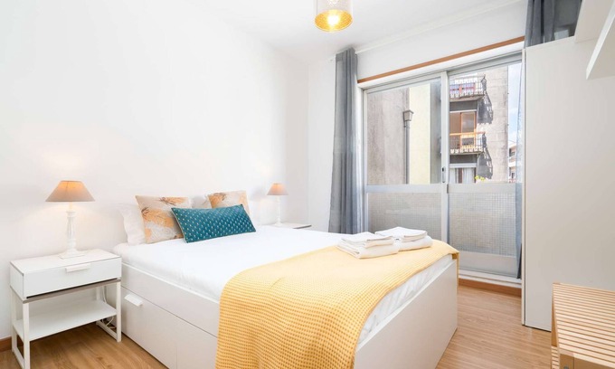 Cedofeita Apartment | Renovated 3BR Apt Near City Hotspots – Great Value