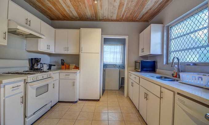 Westward Villas Subdivision House | Renovated 3BR Luxury Home Near to Baha Mar, Restaurants, and More!