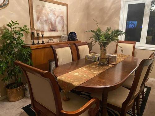 Southeast Edmonton House | Renovated 4 bedrooms 20 sleeps Shopping Center