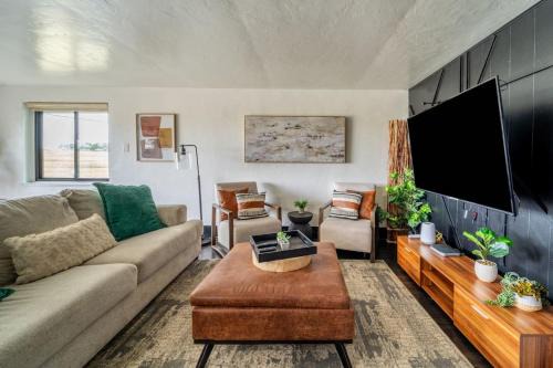 Westminster House | Renovated 4BR Escape Luxe Comfort and Hot Tub