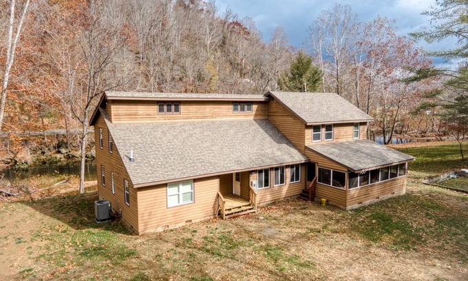 Kellysville Cabin | Renovated 4BR lodge on Wolf Creek: fishing, hiking and family fun in Giles Co