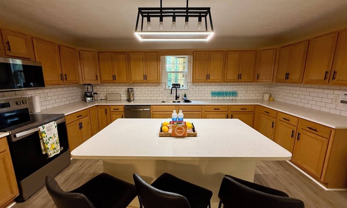 Walterhill House | Renovated 4BR w/2 Kitchens, Garage +Fenced Yard, Relocation & Extended Stays