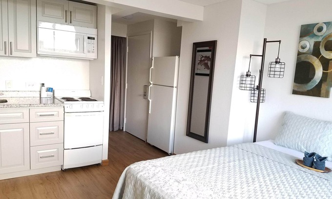 McCully - Moiliili Condo | Renovated Adjoining Waikiki Studios w/2 Full Baths, Kitchen and Ocean View