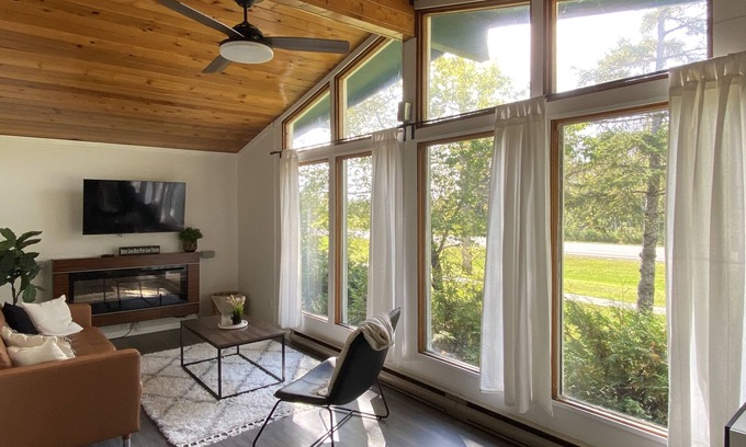 Winnipeg Beach Cottage | Renovated All Season Cozy Cottage, 3 Min's Walking to The Beach