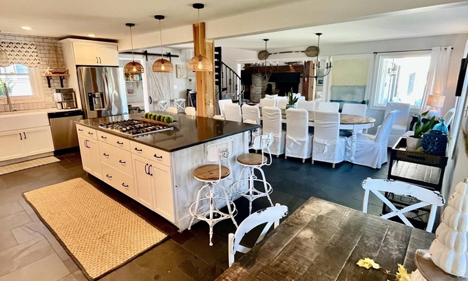 A-Zone House | Renovated, Amazing Bayview Sunsets, 5 Bd/4 Bath, Sleeps 14. Multifamily Getaway
