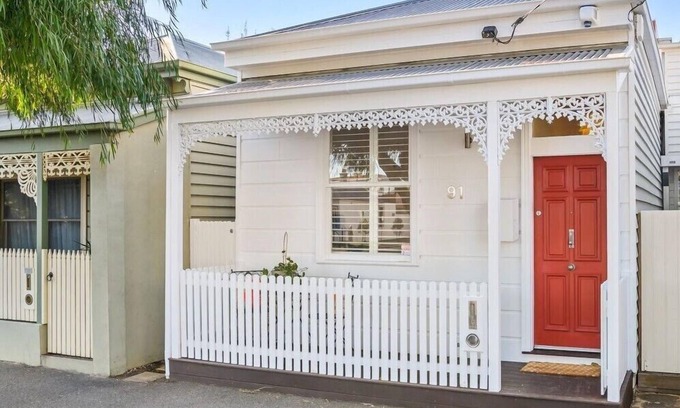 Albert Park Apartment | Renovated Brilliance in Bayside Albert Park