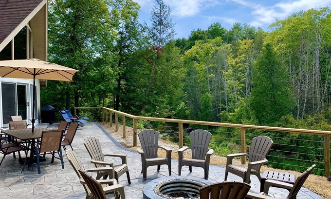 Thompsonville House | Renovated Betsie River Cabin 3bd+2ba+Loft by Crystal Mtn, 8acres, 600’ frontage!