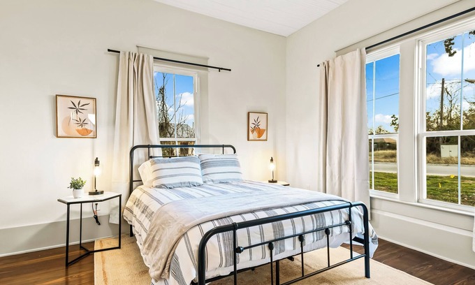 Weatherford House | Renovated Bungalow - Downtown - HOT TUB -Dreamy Clawfoot tub! LUXURY!