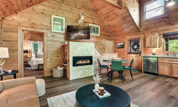 Sevierville House | Renovated cabin with hot tub!